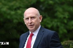 Bộ trưởng Quốc phòng Anh John Healey tuyên bố từ chức