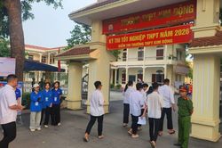Thí sinh bước vào thi môn Ngữ văn của kỳ thi tốt nghiệp THPT