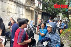 Nhiều phụ huynh gác công việc, sát cánh cùng sĩ tử