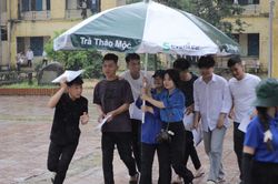 'Nhịp cầu ô xanh' giúp sĩ tử Thủ đô vượt mưa lớn