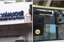 Mảng vật liệu nhà ga metro Cát Linh - Hà Đông rơi vỡ kính xe buýt
