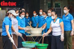 Người dân ngoại thành Hà Nội nấu cơm miễn phí tiếp sức thí sinh