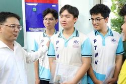 Lãnh đạo Tp.HCM động viên các thí sinh trước giờ thi tốt nghiệp THPT