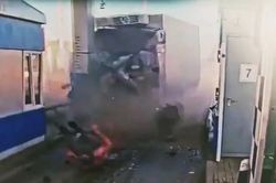 Xe tải mất lái lao vào trạm thu phí, tài xế bị hất văng qua kính chắn gió