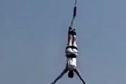 Nhảy bungee từ độ cao 30 mét, du khách rơi thẳng xuống hồ vì dây bất ngờ đứt