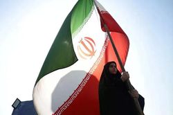Mỹ không kích Iran, eo biển Hormuz đóng cửa: Căng thẳng Trung Đông leo thang nguy hiểm