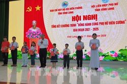 Khi phụ nữ biên giới biển Vĩnh Long tập livestream, làm kinh tế số