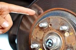 Đĩa phanh ô tô gỉ sét có nguy hiểm?