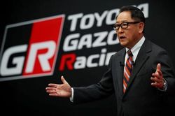 Chủ tịch Toyota cảm thấy cô đơn khi bảo vệ động cơ đốt trong