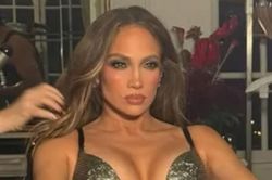 Jennifer Lopez tạo dáng táo bạo trong bộ bodysuit đính đá
