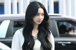 Karina tiết lộ lý do thực sự đằng sau biểu cảm cau có ở sân bay, hóa ra là vì sự cố ngoài ý muốn