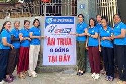 Hà Nội: Hội viên phụ nữ xã Trung Giã chuẩn bị 200 suất ăn '0 đồng' tiếp sức mùa thi