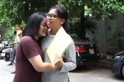 Thi tốt nghiệp THPT 2026: Những trái tim người mẹ 'thi theo con' bên cổng trường