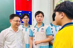 Lãnh đạo TPHCM động viên thí sinh trước giờ làm bài thi tốt nghiệp THPT năm 2026
