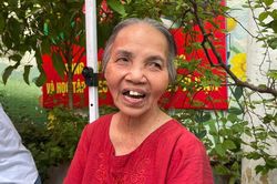 Thi tốt nghiệp THPT 2026: Xúc động những 'mái đầu bạc' lặng thầm tiếp sức ước mơ cháu