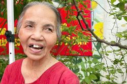 Thi tốt nghiệp THPT 2026: Xúc động những người bà lặng thầm tiếp sức ước mơ cháu