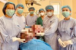 Bảo tồn khả năng sinh sản cho nữ sinh 16 tuổi mang khối u buồng trứng gần 15kg