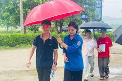Hà Tĩnh: 'Áo xanh' tình nguyện đội mưa tiếp sức gần 18.600 sĩ tử