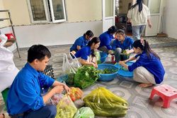 Hỗ trợ gần 1.000 suất ăn miễn phí cho thí sinh và phụ huynh
