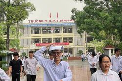 Cảm xúc vỡ òa trong ngày thi đầu tiên