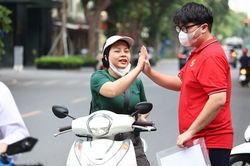 [Phóng sự ảnh] Sĩ tử Hà Nội bắt đầu làm bài thi tốt nghiệp THPT 2026