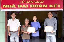 Bàn giao nhà Đại đoàn kết tại phường Tịnh Biên