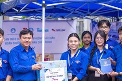 Đồng hành cùng sĩ tử trong ngày thi đầu tiên
