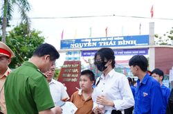 Tình nguyện viên tiếp sức sĩ tử Đà Nẵng