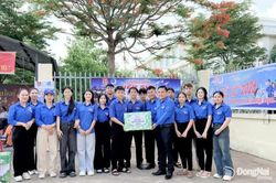 Thường trực Thành đoàn thăm, động viên các đội hình tình nguyện tiếp sức mùa thi