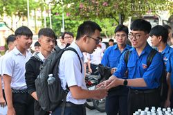 Áo xanh tình nguyện tiếp sức mùa thi