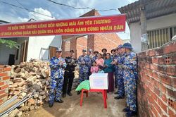 Chỉ huy Lữ đoàn 954 thăm, động viên lực lượng xây dựng nhà cho gia đình chính sách