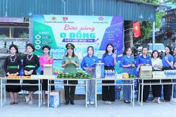 Công an Lào Cai đồng hành, tiếp sức sĩ tử trong ngày thi đầu tiên
