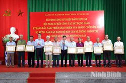 Đảng ủy xã Minh Thái tổ chức trao tặng Huy hiệu Đảng và sơ kết 1 năm vận hành mô hình chính quyền địa phương 2 cấp