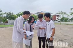 Thí sinh Ninh Bình hoàn thành bài thi môn Ngữ văn Kỳ thi Tốt nghiệp THPT năm 2026