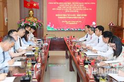 Đo&agrave;n đại biểu Trường Đảng Trung ương Đảng Cộng sản Trung Quốc (Học viện H&agrave;nh ch&iacute;nh Quốc gia) thăm, l&agrave;m việc với Trường Ch&iacute;nh trị tỉnh