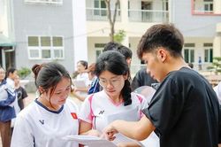 315 thí sinh tại Hội đồng thi tốt nghiệp trường THPT Đà Bắc phấn khởi sau khi hoàn thành thi môn Toán