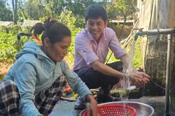 'Tiếp sức' đưa nước sạch về bản