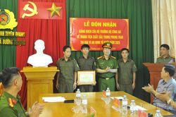 Bộ trưởng Bộ Công an tặng Bằng khen cho Tổ bảo vệ an ninh, trật tự thôn Sảng Lủng