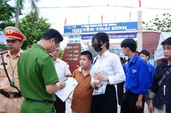 CSGT Đà Nẵng dùng xe đặc chủng đưa thí sinh lạc đường vượt 30km đến điểm thi