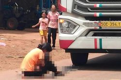 Đắk Lắk: Va chạm xe tải khi đi bộ qua đường, bé 3 tuổi tử vong thương tâm