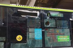Hà Nội: Vữa từ ga metro rơi vỡ kính xe buýt nhanh BRT, may mắn không có thương vong