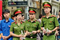 Những hình ảnh ấm áp bên ngoài phòng thi tốt nghiệp THPT 2026