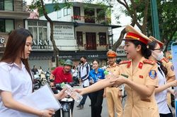 Hà Nội: Tiếp sức thí sinh, giữ đường thông suốt trong ngày đầu thi tốt nghiệp THPT