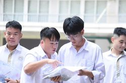 Thí sinh rạng rỡ vì đề thi Toán tốt nghiệp THPT vừa sức, nhiều em tự tin đạt điểm 10