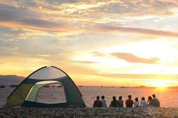 Vì sao camping ven biển được dân văn phòng yêu thích dịp hè 2026?