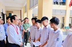 Bộ trưởng Bộ Giáo dục và Đào tạo động viên thí sinh thi tốt nghiệp THPT