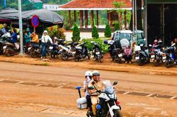 Công an xã biên giới đưa thí sinh tới phòng thi phút chót