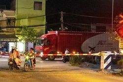 Liều mình vượt rào chắn, nhiều tài xế 'đánh cược' mạng sống với tàu hỏa