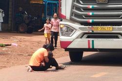 Mẹ bất cẩn để con chạy qua đường, bé trai 3 tuổi bị xe tải cán tử vong