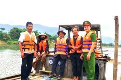 Gần dân, bám cơ sở vì bình yên bên dòng Vu Gia